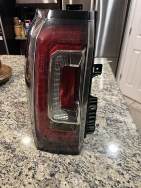 2015-2020 GMC YUKON DENALI XL TAILLIGHT LH DRIVER SIDE OEM 23380459 For Parts